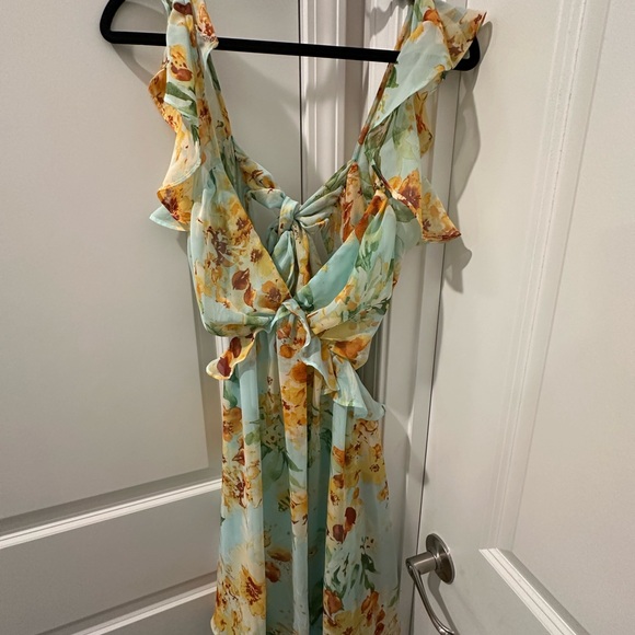 Lulus Dresses & Skirts - Floral mini dress with back cutout